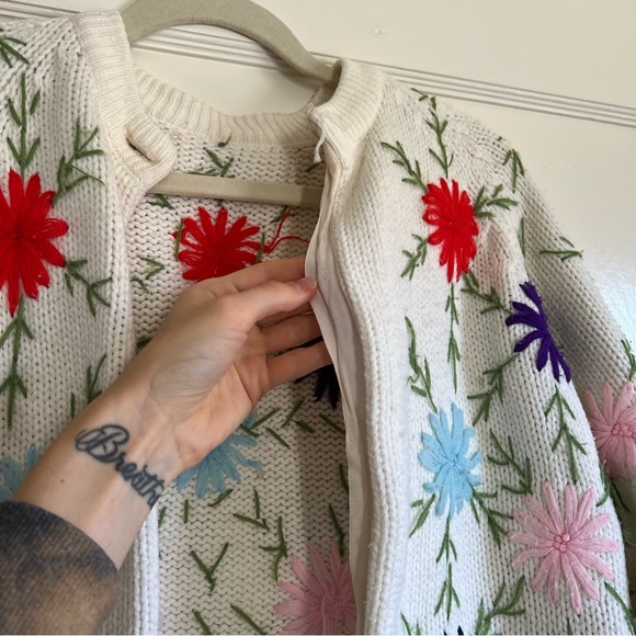 Grandma’s Favorite Knitted Floral Sweater - Picture 4 of 8